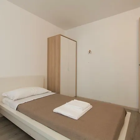 בית הארחה Red Line Division 3*